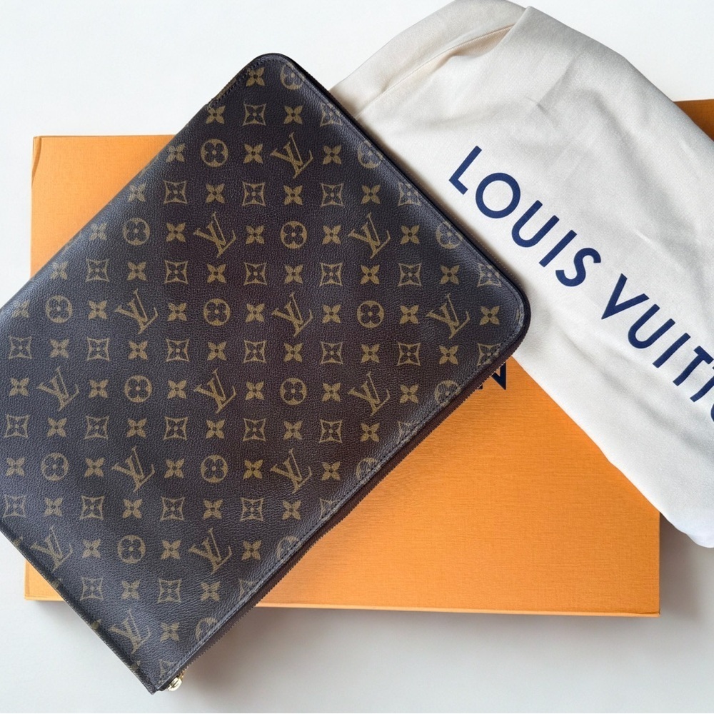 ✨ Authentic Louis Vuitton Monogram Etui Voyage MM Portfolio COA, Dust Bag & Box✨